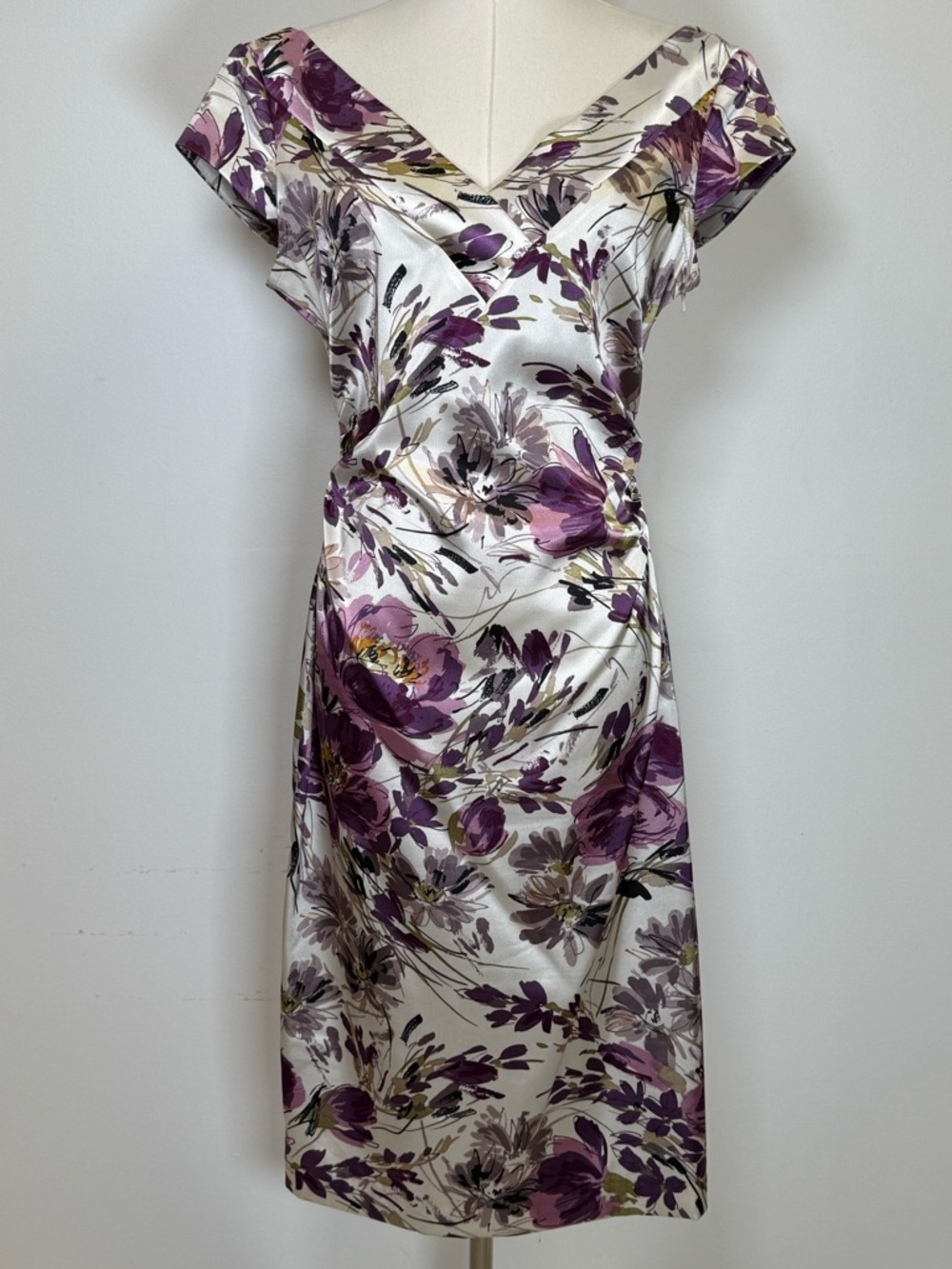 Maggy London | Purple Floral Ruched V-Neck Satin Sheath Dress Women’s Size 6